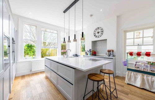 The Lymington Hub Slps 13 hot tub/chef/spa - Photo 38