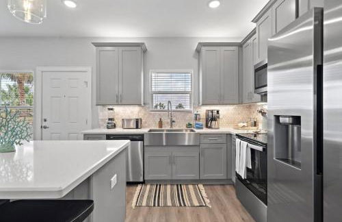 Modern Beach House with Fire Pit and Swimming Pool - Foto 7