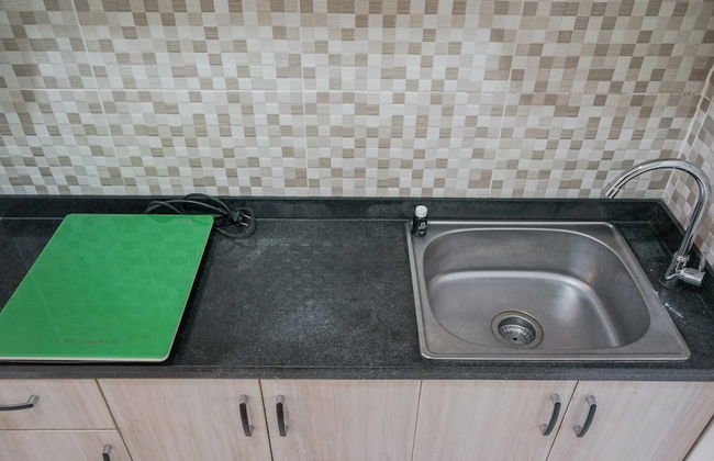 Minimalist and Stylish Studio Skylounge Tamansari Apartment By Travelio - Foto 16