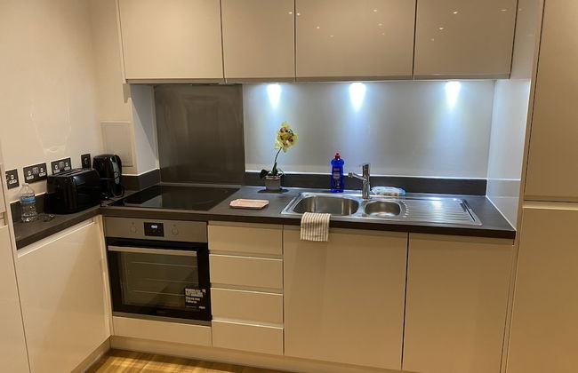 Cosy Stunning two Bed Apartment With Balcony - Foto 7