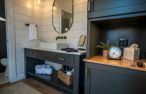 Luxury tiny house with hot tub and private deck! - Foto 13