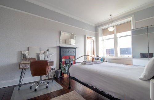 Beautiful, traditional 2 bed flat w free parking - Pass the Keys - Photo 37