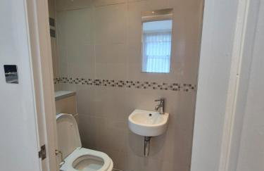 Bright 4 double bedroom victorian house - Photo 14