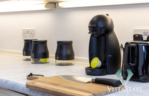 Spacious 5BDR House By Vista Stays Short Lets & Serviced Accommodation Manchester With Free WiFi, Parking & Netflix - Foto 7