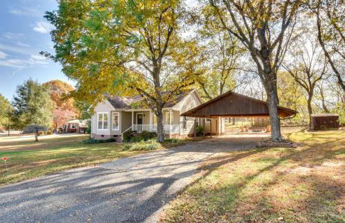 Tranquil Travelers Rest Home with Fire Pit! - Foto 24