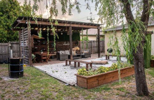 Upscale Ybor House with Outdoor Living Space - Photo 11