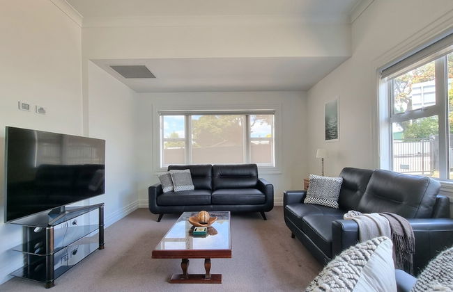 Cheerful 5 - Bedroom Home - Free Parking - Foto 1