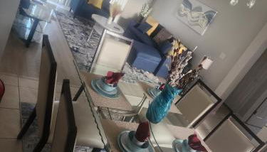 Spacious 3 bedroom pool home with lake view - Foto 5