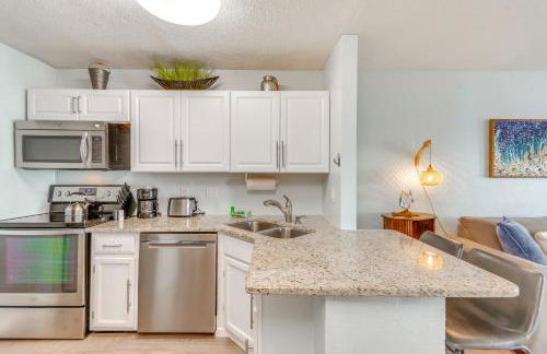 Walk to Beach Resort Retreat with Balcony in Destin - Foto 7