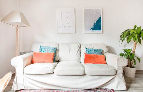 Charming Apartment With Vibrant Accents - Photo 25