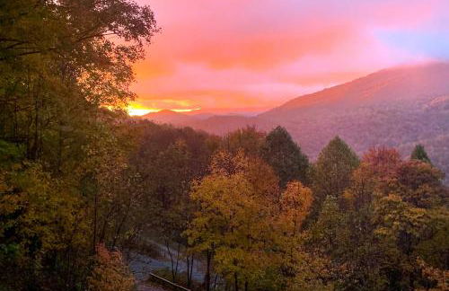 Family Cabin with Private Hot Tub and Views in Boone! - Foto 29