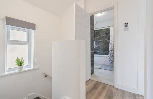 Centrally Located 4BR House By Hyped Properties Short Term Rental Agency With Free Parking Wolverhampton - Foto 38