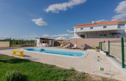 Kuća za odmor M&J s grijanim bazenom - Photo 2