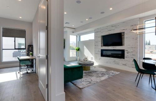 Modern 5 Bedroom Masterpiece With Rooftop Deck - Photo 20