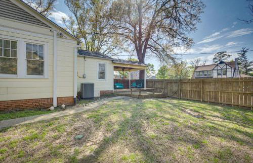 The Pink Azalea - Tyler Home with Yard and Patio! - Foto 29