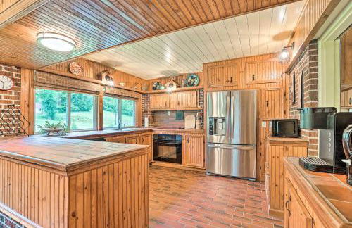 Pet Friendly Home with Hot Tub, Patio and Game Room! - Foto 7