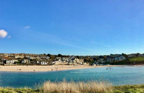 Beach Side Top Floor Property, Balcony & Sea Views - Foto 18