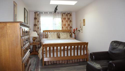 Bright 3 bedroom home with full kitchen, fenced backyard, sports court and free parking - Foto 5