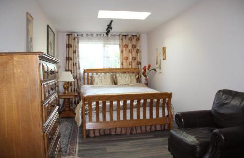 Bright 3 bedroom home with full kitchen, fenced backyard, sports court and free parking - Foto 6