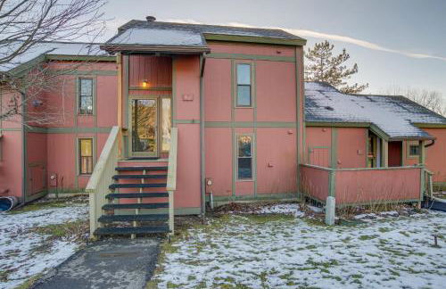 Chic Greek Peak Ski Resort Townhome with Balconies! - Foto 29