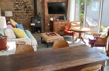 Cybil's Retreat - Renovated 2 bedroom house with enclosed garden - Photo 8