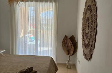 Bajo con jardín a pie de playa y piscina comunitaria con jacuzzi - Foto 25