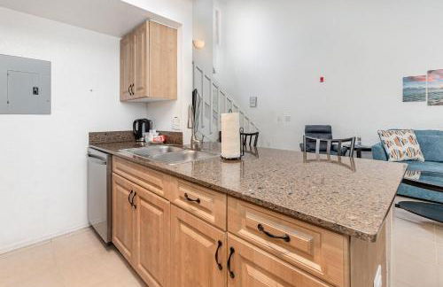 Family Home w/ Pool & Water Views, Near Disney - Foto 12