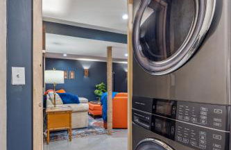 Trailblazer Lodge - Upscale, hot tub, trail, game room, wifi, fire pit, bar, pool table, king bed, view, pet friendly - Photo 11