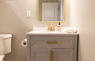 Pet-Friendly 4BR Family Home with Fenced Yard - Foto 8