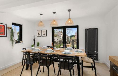 Gilmore House - 5 Bedroom Victorian Home with Hot Tub - Photo 4