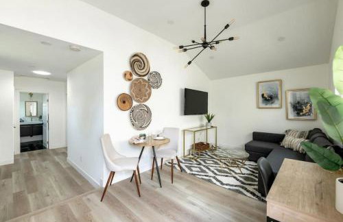 Chic 2Bed And Large Serene Backyard in Heart of SD - Photo 9