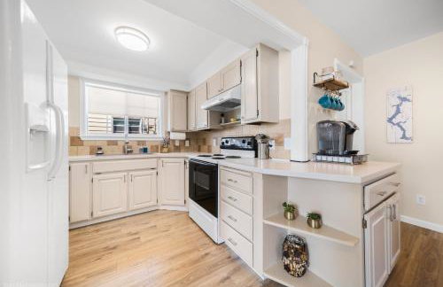 CDA Getaway! King Beds, Gear Storage, RV & Trailer Parking, 1 Mile to the Lake! - Foto 6