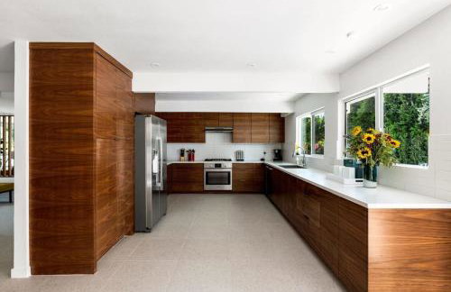 Monterey Manor Interior Designed Home Plus Pool - Photo 29
