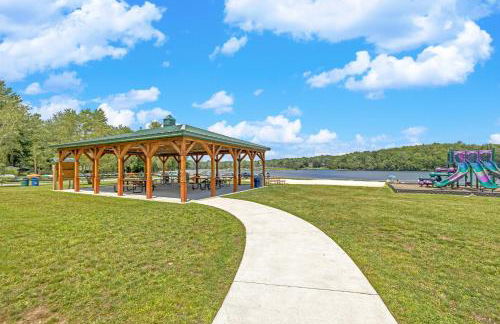 Pocono Lake Escape, includes Golf Cart, Firepit - Foto 60