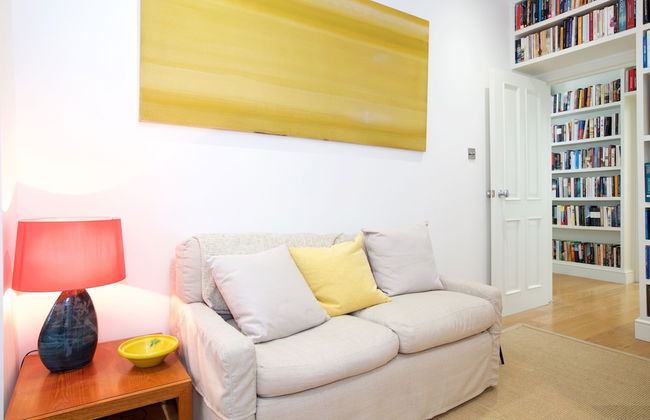 JOIVY English Retro 2BR Apt Near Battersea Park - Photo 16