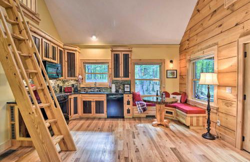 Romantic Asheville Area Cabin with Deck and Hot Tub! - Foto 13