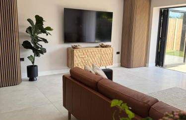 Modern Luxury Home with Spacious Garden close to Warner Bros Studio - Foto 34