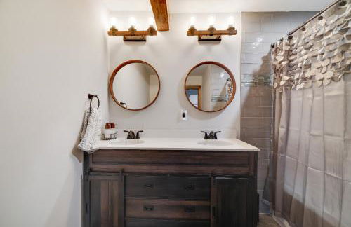 Whiskey Pines Retreat! Single Level Home, Outdoor Firepit, AC, BBQ! Sleeps 9 in Lake Harmony! - Foto 33