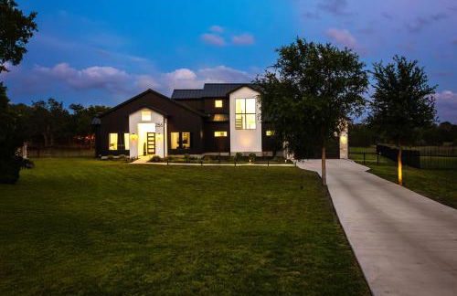 Designer Home with Hot Tub BBQ & Hill Views - Foto 51