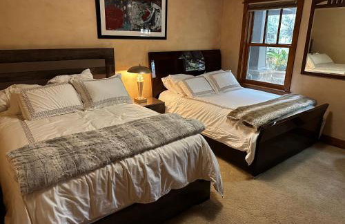 Luxe Artful Mountain Retreat with 4 King Suites, 8 Person Hot Tub and 3 Decks - Foto 51