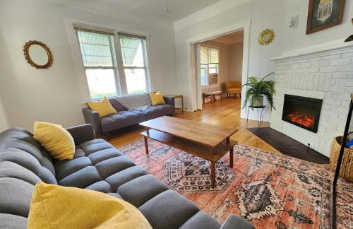 Cozy Vintage Bungalow @Mills50 District - Photo 5