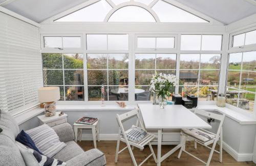 Ty Bach, 1 bedroom home with hot tub and views - Photo 7