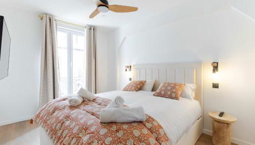 New- 8 pers devant le parc de la villette - Foto 2