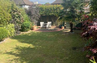 Superb Comfy 2 Bed House, Responsive & Caring Hosts Free WiFi & Parking, Close to MK Centre, Train Station, Santander, Network Rail by Webbhill Stays - Foto 12