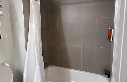 Free Parking! Comfy 1Bedroom Unit! 10 min to Midtown & 1 Mile To Braves Truist Park! - Foto 3