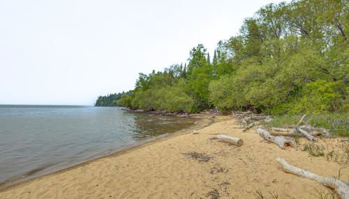 Walk to Lake Superior and Beach Modern Retreat - Foto 2