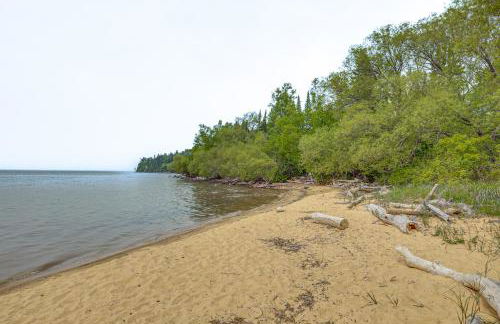 Walk to Lake Superior and Beach Modern Retreat - Foto 2