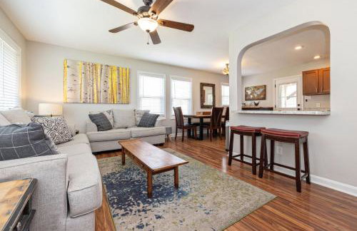 OPEN 4BR2BA Sleeps 8 Near Hwy Covered Deck - Foto 1