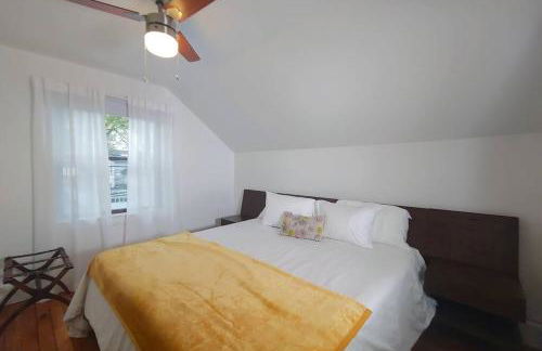 Historic w/deck, king bed & air by Lake Michigan - Foto 9