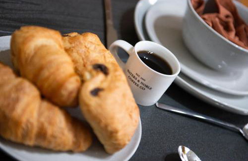 Central 3-Bedroom House Sleeps 5 with Parking - Foto 25